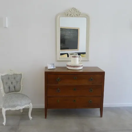 Glitterati Corner Apartment