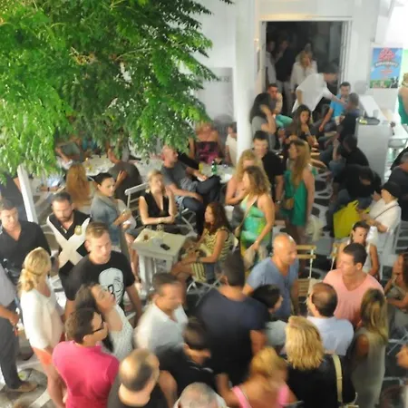 Glitterati Corner Apartment *